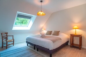 4 bedrooms, iron/ironing board, free WiFi, bed sheets