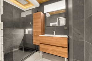 Gratis toiletartikelen, een haardroger, handdoeken