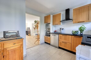 Refrigerador, microondas, horno y lavavajillas 