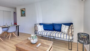 Ein modernes Wohnzimmer mit einer Couch, einem Couchtisch und einem Essbereich.