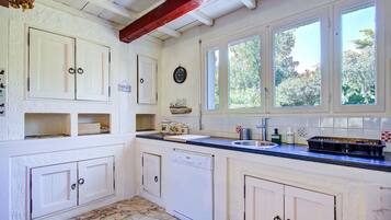 Réfrigérateur, micro-ondes, four, lave-vaisselle