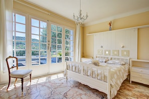 6 bedrooms, iron/ironing board, free WiFi, bed sheets