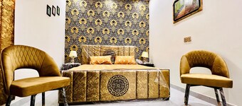 Spacious 2 Bedroom Apartment with AC and Kitchen near Mall Road Lahore