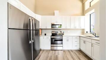 Een magnetron, een kookplaat, een koffiezetapparaat/waterkoker