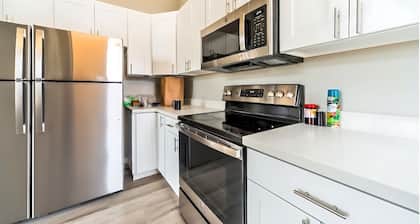 Cozy Micro Suites: Sleeps 2 Minutes to Downtown