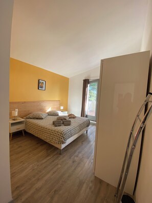 Habitación clásica, balcón, vistas a la piscina | Espacio para trabajar con un portátil y wifi gratis