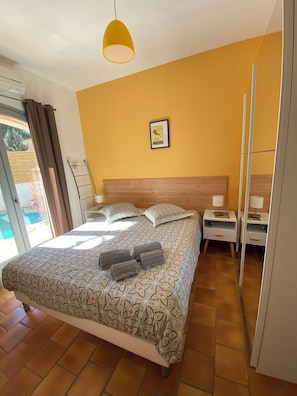 Classic Room, Balcony, Pool View | Ruang kerja komputer riba, Wi-fi percuma