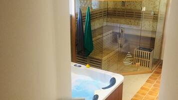 Sauna, hot tub