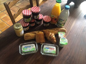 每日供应自助早餐（每人 EUR 8）