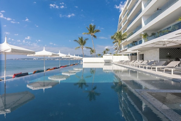 2 outdoor pools