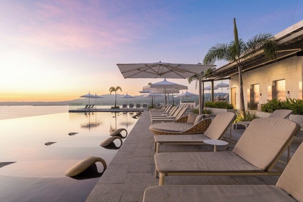 2 piscines extérieures