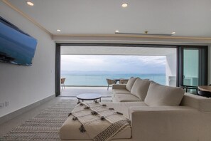 Apartemen Deluks, pemandangan pantai | Seprai premium, selimut bulu angsa, tirai kedap cahaya, dan kedap suara