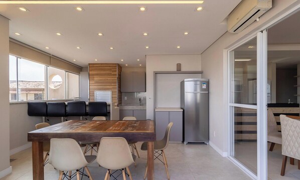 Basic Apartment | Dining