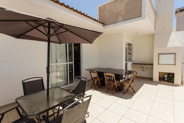 Apartemen Basic | Tempat makan outdoor