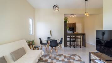 Apartemen Basic | Area keluarga | Smart TV 32-inci dengan saluran TV digital