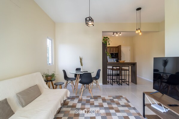 Apartamento básico | Zona de estar | Smart TV de 32 pulgadas con canales digitales