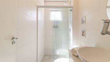 Basic Apartment | Bathroom | Shower