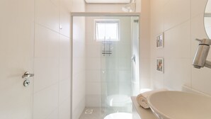 A modern bathroom with a glass-enclosed shower, a large white sink, and a toilet. - Apt w/ Barbecue Near the Beach in Campeche Bve101 (Florianópolis)