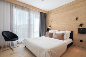 3 quartos, ferros/tábuas de passar roupa, roupa de cama