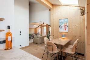 Dining - La Chouette - Modern Apartment in Les Belleville (Les Belleville)