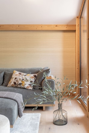 Flat-screen TV - La Chouette - Modern Apartment in Les Belleville (Les Belleville)