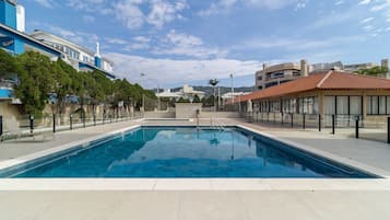 Una piscina al aire libre