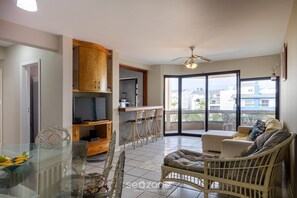 Living area - Ap w/ Balcony 200 m From the Beach Ingleses Vin202 (Florianópolis)