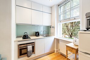 Kühlschrank, Mikrowelle, Ofen, Geschirrspüler