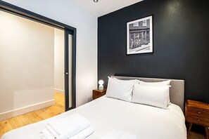 1 chambre, fer et planche à repasser, accès Internet