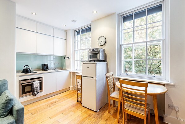 Kühlschrank, Mikrowelle, Ofen, Geschirrspüler