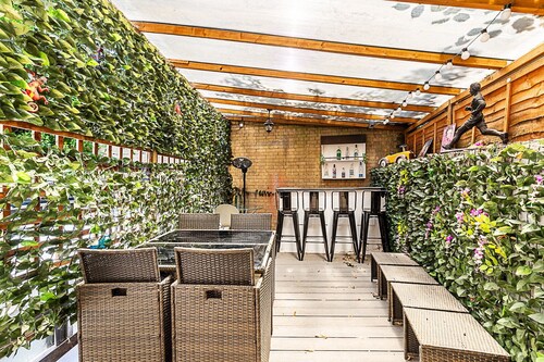 Vibrant Kensington Flat with Garden Bar