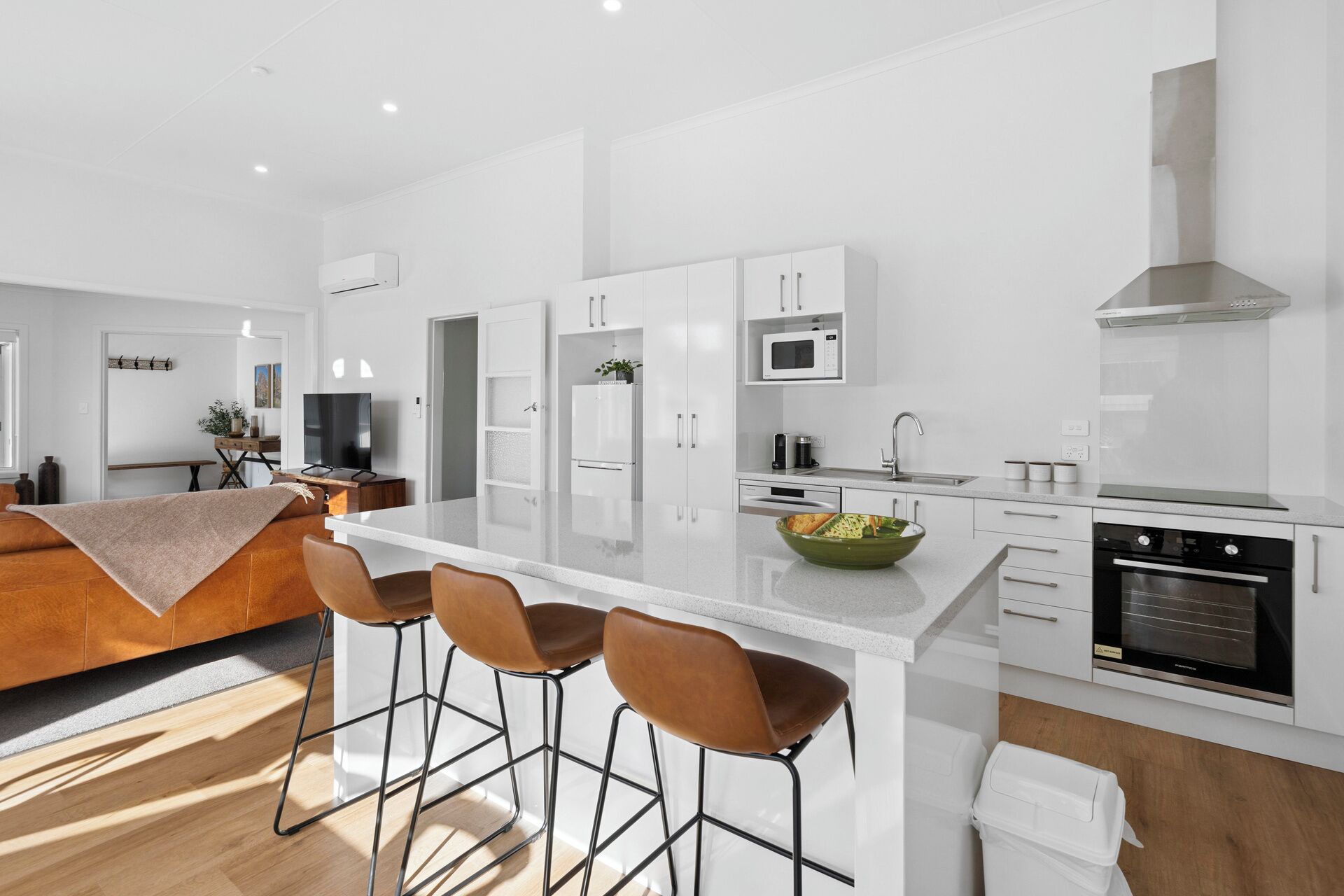 冷蔵庫、電子レンジ、食器洗い機、コーヒー / ティーメーカー