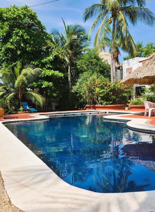 Una piscina al aire libre