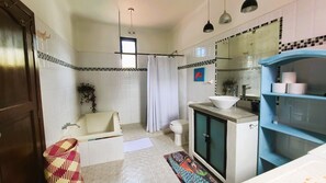 Regadera, toallas, jabón, papel de baño 
