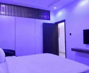 1 bedroom, desk, iron/ironing board, WiFi (free)