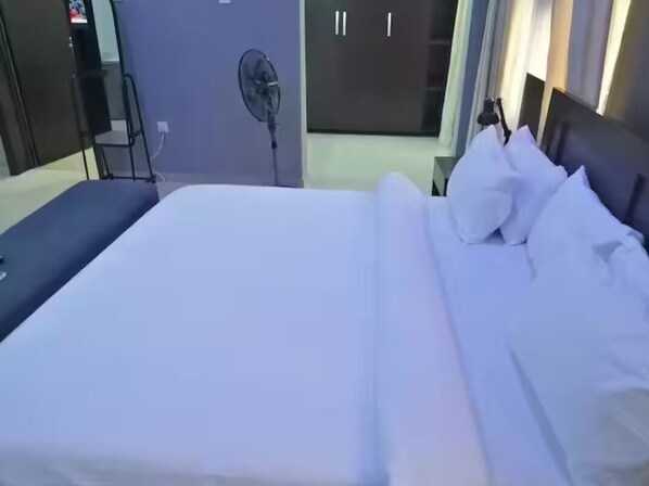 1 habitación, escritorio, tabla de planchar con plancha y wifi gratis 