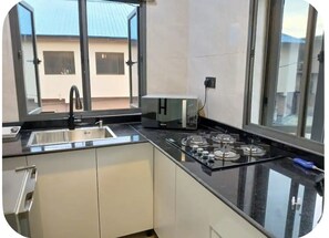 冷蔵庫、電子レンジ、オーブン、コンロ