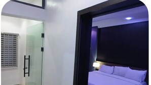 1 bedroom, desk, iron/ironing board, WiFi (free) - Master 1bdrm Suite in a Mansion 24hrs Power & Wifi (Ikeja)