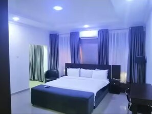 1 habitación, escritorio, tabla de planchar con plancha y wifi gratis 