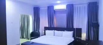 Master 1bdrm Suite in a Mansion 24hrs Power & Wifi