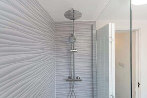 Douche, sèche-cheveux