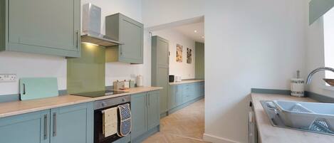 Een koelkast, een microgolfoven, een oven, een kookplaat