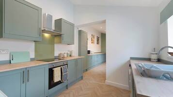 Frigorífico, microondas, horno y placa de cocina