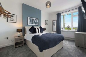 4 bedrooms, WiFi, bed sheets - 4BR in Hill Top House with Free Parking and WiFi (Quarrington Hill)