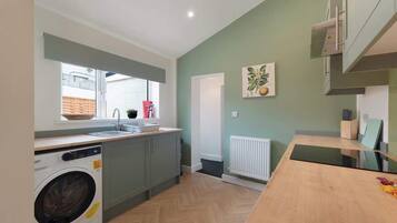 Frigorífico, microondas, horno y placa de cocina