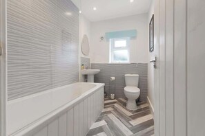 Shower, hair dryer - 4BR in Hill Top House with Free Parking and WiFi (Quarrington Hill)