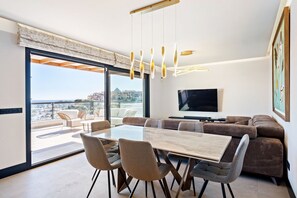 TV - Apartment 'Casa M and J' with Shared Pool, Wi-Fi and Air Conditioning (Marbella)