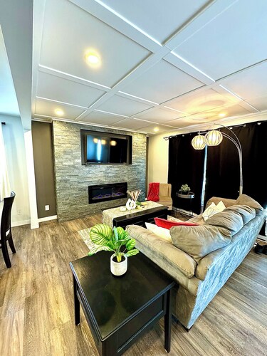 5 bedroom getaway close to big shopping giants