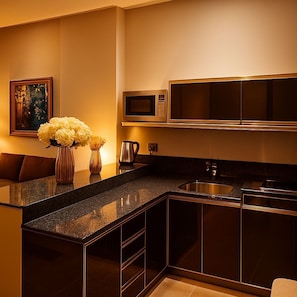 Quarto casal ou duplo luxo, vista para a cidade | Cozinha americana privada | Frigobar, micro-ondas, fogão, cadeirão de bebê