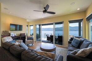 Smart TV, fireplace